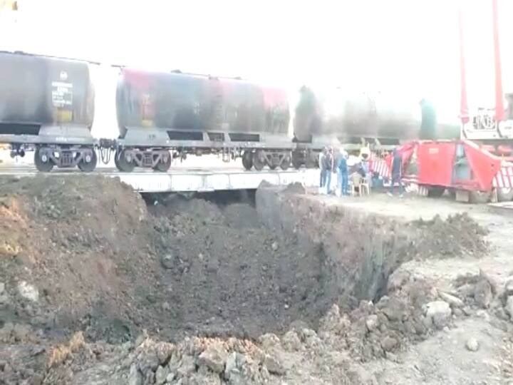 Sagar News: सागर में रेलव स्टेशन के पास निर्माणाधीन अंडरब्रिज धसी, दो मजदूरों की मौत, तीन को निकाला गया सुरक्षित Under bridge collapsed near railway station in Sagar, two laborers died, three were rescued ann Sagar News: सागर में रेलव स्टेशन के पास निर्माणाधीन अंडरब्रिज धसी, दो मजदूरों की मौत, तीन को निकाला गया सुरक्षित
