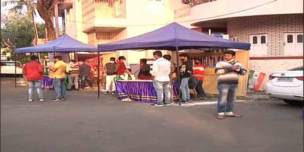WB Municipal Election 2022: Allegation of influencing voters by outsiders in Bidhannagar MC Election WB Municipal Election 2022 : বিধাননগরের ৩১ নম্বর ওয়ার্ডে বুথের বাইরে ভোটারদের প্রভাবিত করার অভিযোগ
