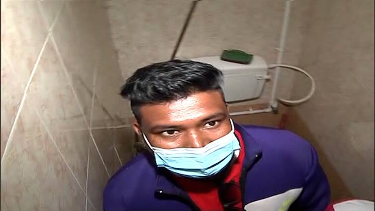 Bidhannagar MC Election 2022 Fake Voter At Bidhan Nagar Caught Inside Toilet At ward No 31 Bidhannagar MC Election 2022 : 'শৌচে এসেছিলাম' ধরা পড়তেই দে-দৌড় বাথরুমে বসে থাকা ভুয়ো ভোটারের