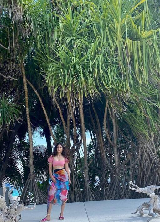 பூமியில் நிலவு வருகயிலே அழகிய கூந்தல் சரிகிறதே சரிகிறதே, விரிகிறதே