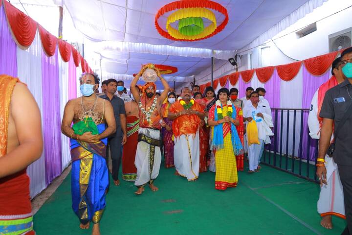 బ్రహ్మోత్సవాల్లో పాల్గొన్న మంత్రి గంగుల కమలాకర్‌ దంపతులు