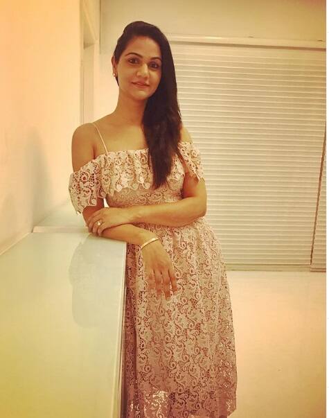 स्नेहा अक्सर पति के साथ अपनी फोटोज़ इंस्टाग्राम पर शेयर करती रहती हैं.