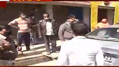 Municipal Election: বিধাননগরের ১৩ নম্বর ওয়ার্ডে হাতিয়াড়ায় বুথের সামনে বেআইনি জমায়েত, ক্যামেরা দেখে দৌড়। Bangla News