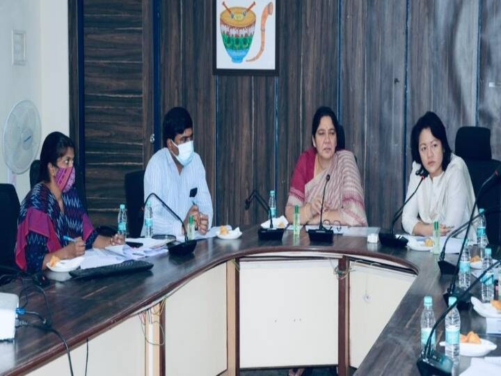 Minister Satyavathi Rathod review meeting on electrification in tribal areas of Telangana Satyavati Rathod Review: 2022 నాటికి విద్యుత్‌ లేని గిరిజన ఇల్లు ఉండకూడదు, అధికారులకు మంత్రి సత్యవతి రాథోడ్ టార్గెట్