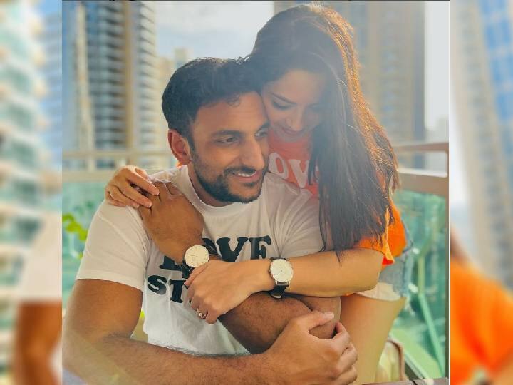 अभिनेत्री सोनाली कुलकर्णी सध्या आपल्या फोटोंमधून चाहत्यांना ‘कपल गोल्स’ देत आहे.