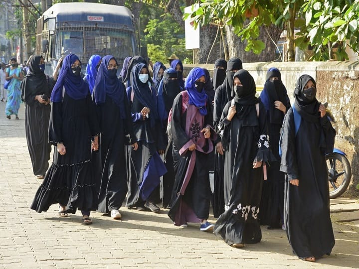 Hijab Row: कर्नाटक में हिजाब पहनकर क्लास में नहीं मिली एंट्री, तो छात्रा ने छोड़ दी परीक्षा