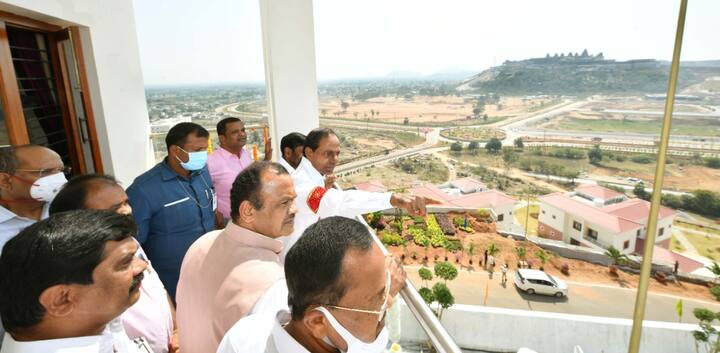 ప్రారంభించిన తర్వాత కలెక్టరేట్ పరిసరాలను పరిశీలిస్తున్న నేతలు