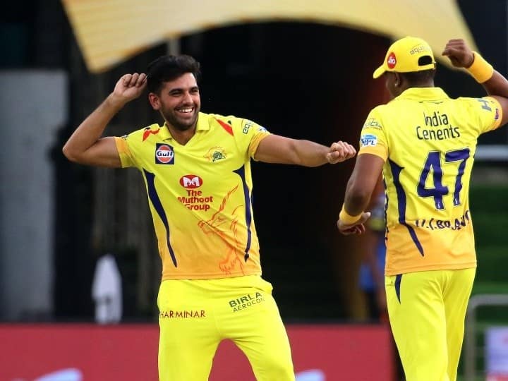 ipl auction 2022 deepak chahar leaves shreyas iyer behind becomes second most expensive player today bought by chennai for 14 crores IPL Auction 2022 :  दीपक चाहर मालामाल, चेन्नईने मोजले 14 कोटी रुपये