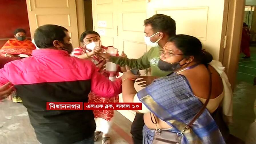 WB Municipal Election 2022: Scuffle between BJP and TMC Candidates in Bidhannagar Bidhannagar Municipal Poll 2022 : বুথে বহিরাগতদের ঢোকানোর অভিযোগ, বিধাননগরে বিজেপি ও তৃণমূল প্রার্থীর হাতাহাতি
