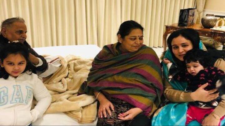 साधना गुप्ता ने कहा- जिन लोगों को लगता है कि मेरे और अखिलेश के बीच संबंध खराब है तो उन्हें बता दूं कि अखिलेश ने कभी मुझसे आजतक ऊंची आवाज में बात नहीं की है.