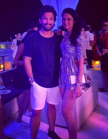 आपको बता दें अल्लू अर्जुन और स्नेहा रेड्डी की पहली मुलाकात एक दोस्त की शादी में हुई थी. स्नेहा को देखते ही पहली नज़र में वो दिल दे बैठे थे. इसके बाद दोनों ने कुछ वक्त एक दूसरे को डेट किया और शादी का फैसला कर लिया. अल्लू और स्नेहा ने साल 2011 में शादी की थी. दोनों के दो बच्चे हैं  अरहा और अयान.