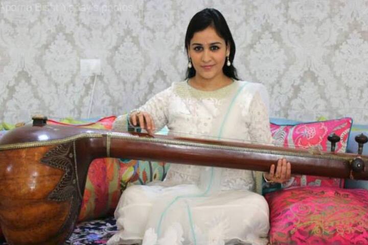 मुलायम सिंह यादव की छोटी बहू हैं अपर्णा यादव. अपर्णा की शादी प्रतीक यादव से हुई है. अपर्णा यादव को सिंगिंग का शौक है. वह ट्रेंड क्लासिकल सिंगर हैं.