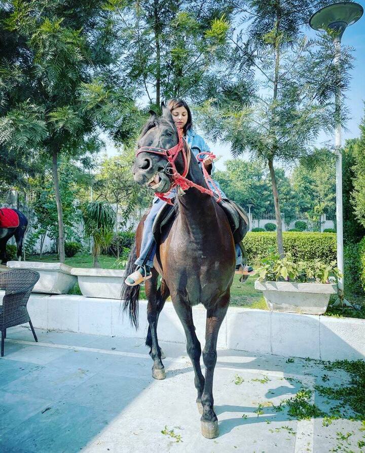 राजलक्ष्मी यादव अखिलेश यादव के भतीजे और पूर्व सांसद तेज प्रताप यादव की पत्नी हैं. राजलक्ष्मी घुड़सवारी का शौक रखती हैं.