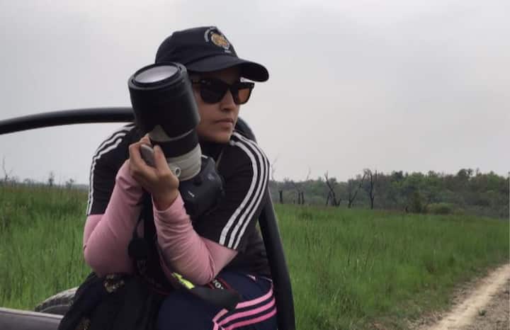 अभिलाषा यादव अखिलेश यादव के चचेरे भाई अनुराग यादव की पत्नी हैं. अभिलाषा को वाइल्ड लाइफ फोटोग्राफी का शौक है.