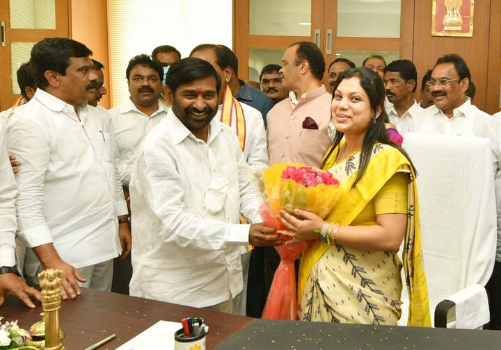 భువనగిరి పార్టీ లీడర్లను అభినందిస్తున్న మంత్రి జగదీష్ రెడ్డి