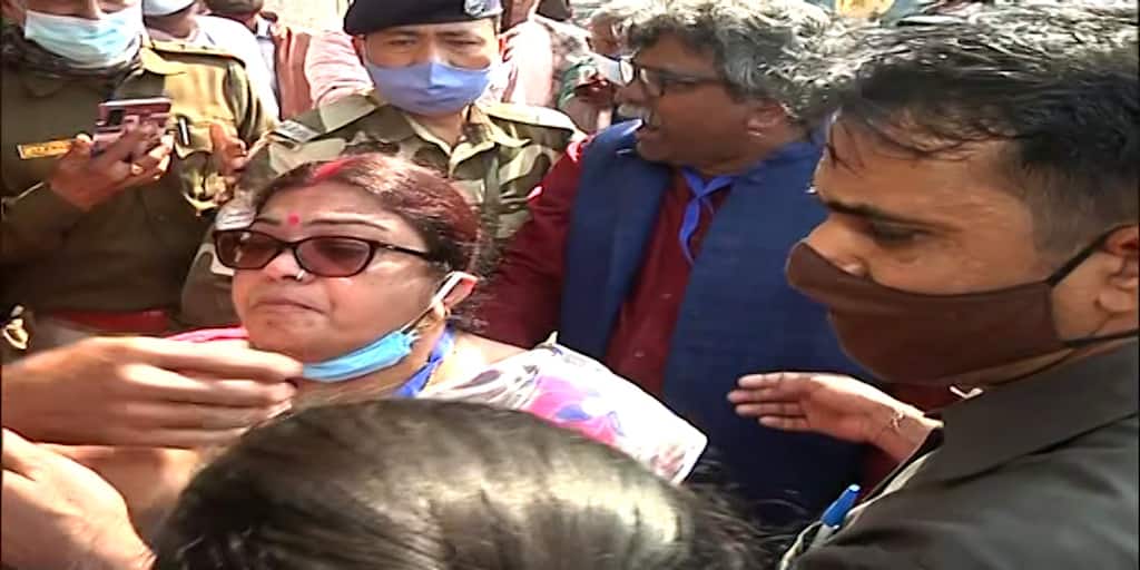 WB Municipal Election 2022: Go back slogan against Jitendra Tiwari, BJP lady candidate allegedly harassed WB Municipal Election 2022 : জিতেন্দ্র তিওয়ারিকে ঘিরে 'গো ব্যাক' স্লোগান, বিজেপির মহিলা প্রার্থীর গায়ে হাত তোলার অভিযোগ