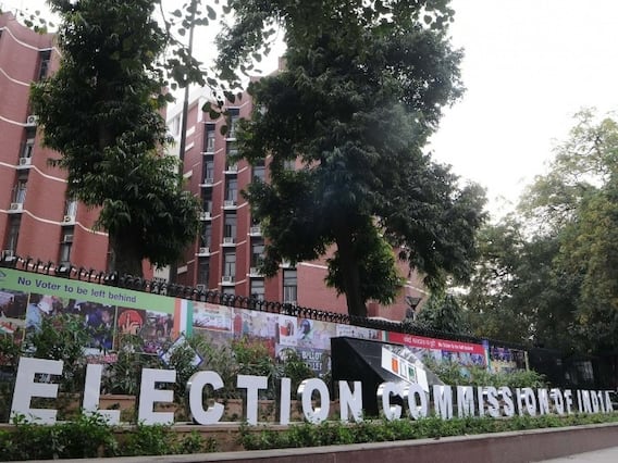 Elections 2022: घटते कोरोना मामलों के बीच प्रचार में पार्टियों को राहत, चुनाव आयोग ने जारी की नई गाइडलाइंस Elections 2022: घटते कोरोना मामलों के बीच प्रचार में पार्टियों को राहत, चुनाव आयोग ने जारी की नई गाइडलाइंस