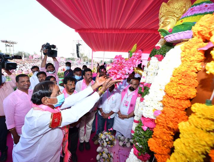 రాయగిరిలో ఏర్పాటు చేసిన బహిరంగ సభలో తెలంగాణ తల్లికి సీఎం కేసీఆర్ పుష్పాంజలి