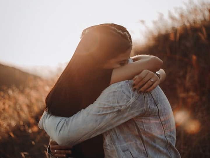 Valentine's Day 2022 hug day kiss day importance Hug Day: प्यार से किसी को गले लगाने के हैं कई फायदे, परेशानियां होती हैं दूर