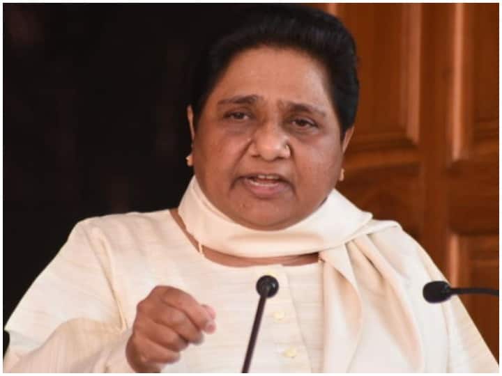 UP Election 2022 Mayawati targeted SP, Congress and BJP in Auraiya ANN UP Election 2022: औरैया में Mayawati ने सपा-बीजेपी और कांग्रेस को घेरा, बोलीं- तानाशाही से मुक्ति पाने के लिए BSP को सत्ता में लाएं