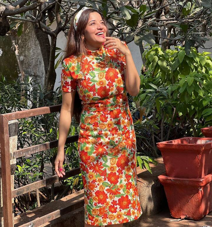 मोनालिसा सोशल मीडिया पर काफी एक्टिव रहती हैं और आए दिन कुछ ना कुछ शेयर करती रहती हैं. इस बार उन्होंने फ्लोरल ड्रेस में तस्वीरें शेयर की हैं. फोटोज में मोनालिसा धूप एंजॉय करती नजर आ रही हैं. (फोटो-सोशल मीडिया)