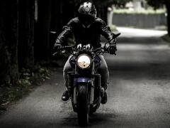 Bike चलाते वक्त आप पर कुत्ते भौंकते हैं तो ऐसे पाएं छुटकारा, कोई पास भी नहीं भटकेगा