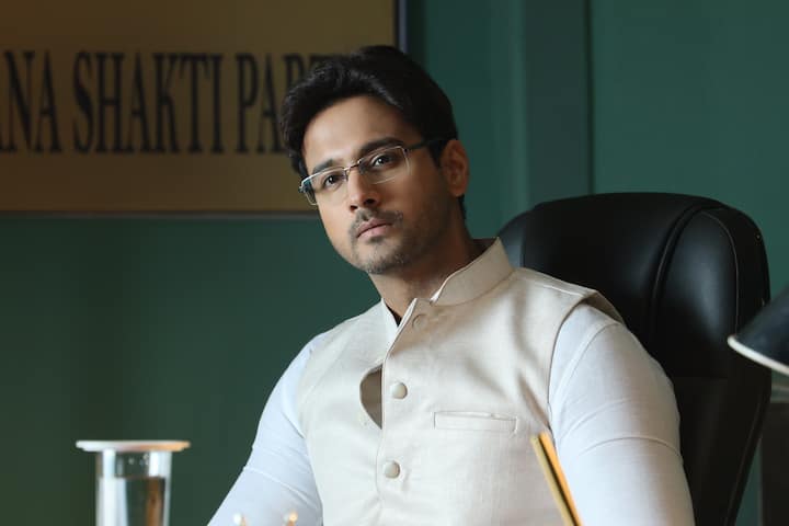 জোরকদমে চলছে যশ দাশগুপ্ত আর নুসরত জাহানের নতুন ছবি 'মাস্টারমশাই আপনি কিন্তু কিছু দেখেননি' (Mastermoshai Apni Kichu Dekhenni) ছবির শ্যুটিং। শ্যুটিং ফ্লোরে অচেনা সাজ যশ দাশগুপ্তের। ছাত্র রাজনীতির প্রেক্ষাপটে তৈরি হয়েছে এই ছবি।