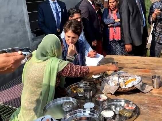 ਸੂਬੇ ਦੇ ਮੁੱਖ ਮੰਤਰੀ ਚਰਨਜੀਤ ਸਿੰਘ ਚੰਨੀ ਵੱਲੋਂ ਪ੍ਰਿਅੰਕਾ ਗਾਂਧੀ ਨੂੰ ਖੇਤ ਦਾ ਗੇੜਾ ਮਰਵਾਇਆ ਗਿਆ।