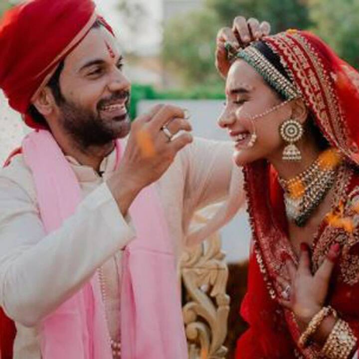 રાજકુમાર રાવ અને પત્રલેખાના લગ્ન નવેમ્બર 2021માં થયા હતા. જો કે બંને લગ્ન પહેલા ઘણા વર્ષો સુધી એકબીજા સાથે રિલેશનમાં હતા. લગ્ન પછી આ વર્ષે રાજકુમાર રાવ અને પત્રલેખા તેમનો પહેલો વેલેન્ટાઈન ડે ઉજવી રહ્યા છે.