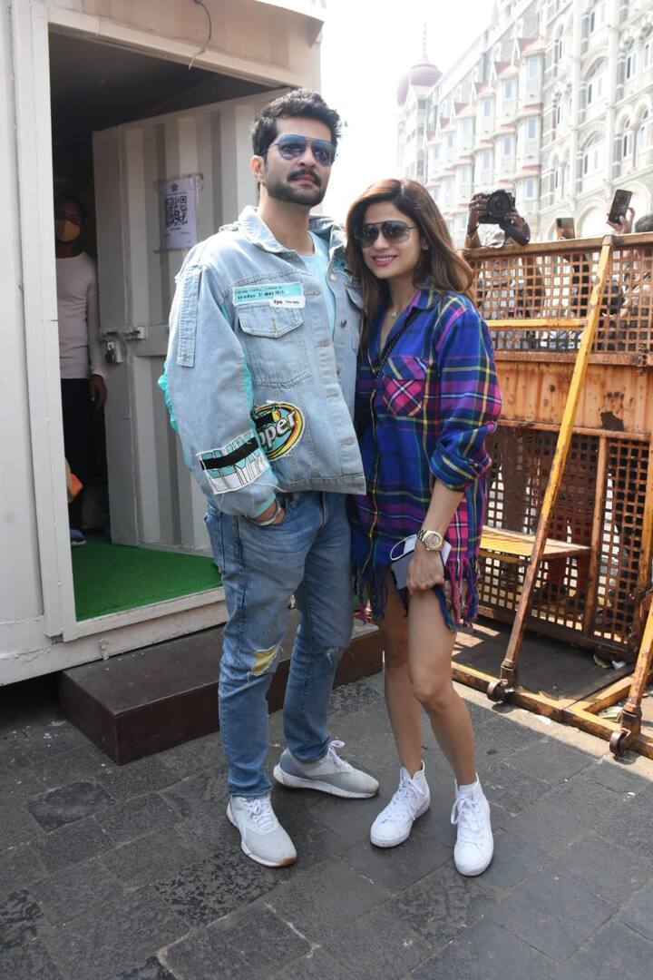 इन दिनों शमिता शेट्टी (Shamita Shetty) और राकेश बापट (Raqesh Bapat) की लव लाइफ खबरों में छाई हुई है. ये लव बर्डस इन दिनों हर जगह एक साथ नजर आ रहे हैं.