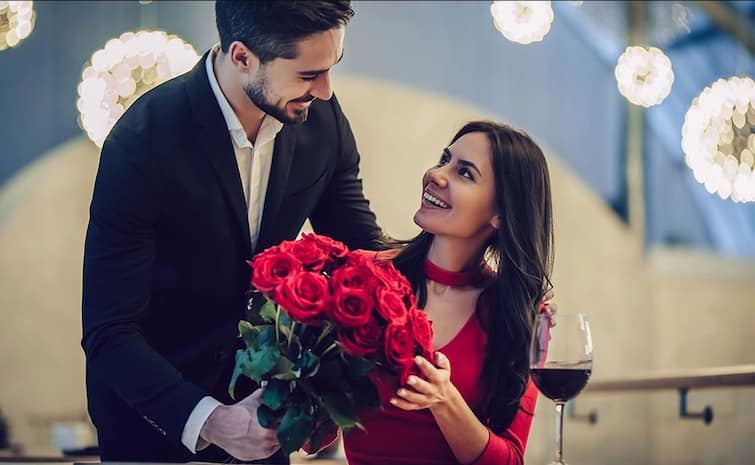 Valentine Day Astrology: वैलेंटाइन डे पर जीवन में प्यार पाने के लिए सही रंग का करें चुनाव, राशि के अनुसार पहनें कपड़ें