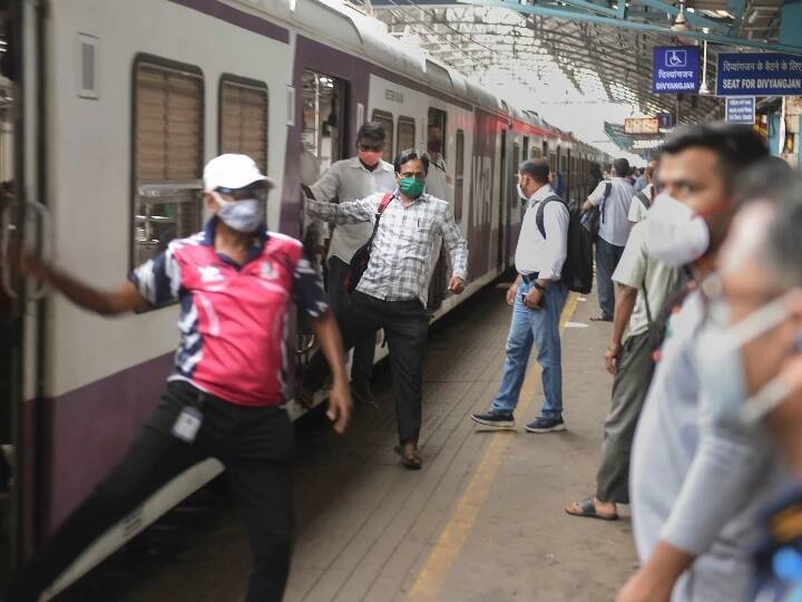 Mumbai Local Mega Block cancel on Mumbai Central only Harbor line block on Sunday see full schedule Mumbai Local Mega Block : मेनलाईनवरील मेगा ब्लॉक अचानक रद्द, आज फक्त याच मार्गावर ब्लॉक...