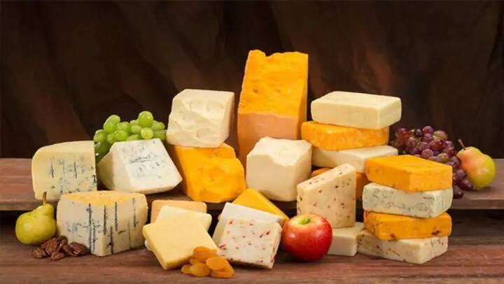 પ્રોટીનથી ભરપૂર પનીર અને અને ફળો એ એક આરોગ્યપ્રદ નાસ્તો છે જે દિવસના કામ પર અને ઊર્જાવાન રાખવામાં મદદ કરશે. તેમાં કેલરી ઓછી છે પરંતુ પોષક તત્વોથી ભરપૂર છે. 1/2 કપ (113 ગ્રામ) લો ફેટ પનીરમાં માત્ર 80 કેલરી માટે 12 ગ્રામ પ્રોટીન અને 10% ડીવી કેલ્શિયમ હોય છે. તમે પનીરને શેલોમાં ફ્રાય કરી શકો છો અને તેની સાથે ફળો ખાઈ શકો છો.