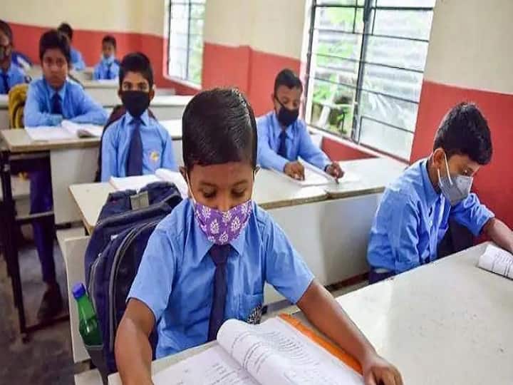 Maharashtra Assembly session 2022 Marathi medium school first standard student will study with marathi and english bilingual books मराठी माध्यमांच्या पहिलीच्या अभ्यासक्रमात यंदापासून मोठा बदल; शिक्षण मंत्र्यांच्या 'या' मोठ्या घोषणा