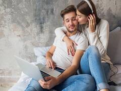 Happy Kiss Day 2022: पार्टनर की बॉडी पर इस जगह Kiss करने का होता है एक खास मतलब, देता है सुकून भरा एहसास