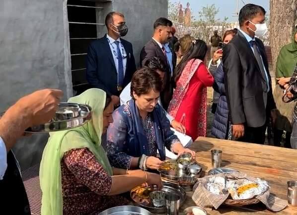 ਇਸ ਦੌਰਾਨ ਮੁੱਖ ਮੰਤਰੀ ਚਰਨਜੀਤ ਸਿੰਘ ਚੰਨੀ ਤੇ ਸੁਨੀਲ ਜਾਖੜ ਪ੍ਰਿਅੰਕਾ ਗਾਂਧੀ ਨਾਲ ਮੌਜੂਦ ਰਹੇ।