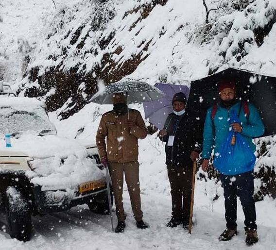 उत्तराखंडमध्ये उद्या मतदान; मतदानासाठी निवडणूक आयोगाच्या कर्मचाऱ्यांची बर्फात कसरत!