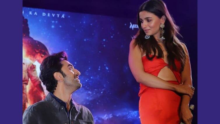 Alia Bhatt, Ranbir Kapoor can't take eyes off each other in new pic from Brahmastra Ranbir-Alia: ভ্যালেন্টাইন্স ডে স্পেশাল? একে অপরের থেকে চোখ সরছে না রণবীর-আলিয়ার