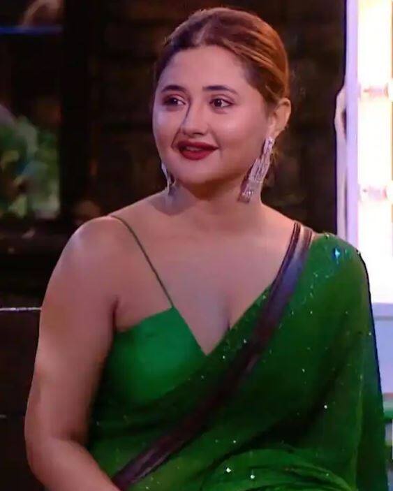 ਰਸ਼ਮੀ ਦੇਸਾਈ ਦੇ ਸਾੜੀ ਲੁੱਕ ਦੀ ਬਿੱਗ ਬੌਸ 13 ਦੇ ਨਾਲ-ਨਾਲ ਬਿੱਗ ਬੌਸ 15 ਵਿੱਚ ਵੀ ਕਾਫੀ ਚਰਚਾ ਹੋਈ ਸੀ। ਰਸ਼ਮੀ ਦਾ ਸਾੜ੍ਹੀ ਦਾ ਲੁੱਕ ਹਮੇਸ਼ਾ ਹੀ ਟ੍ਰੈਂਡ ਕਰਦਾ ਦੇਖਿਆ ਗਿਆ ਹੈ।