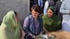ਪੰਜਾਬ ਦੌਰੇ 'ਤੇ PriyankaGandhi ਨੇ ਮੋਟਰ 'ਤੇ ਬੈਠ ਕੇ ਖਾਧੀ ਮੱਕੀ ਦੀ ਰੋਟੀ ਨਾਲ ਸਰ੍ਹੋਂ ਦਾ ਸਾਗ, ਦੇਖੋ ਤਸਵੀਰਾਂ