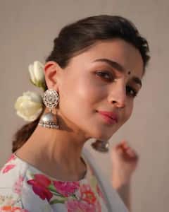 Alia Bhatt: 'গাঙ্গুবাঈ'-এর প্রচারে ফুলের সাজ, নজর কাড়লেন আলিয়া ভট্ট