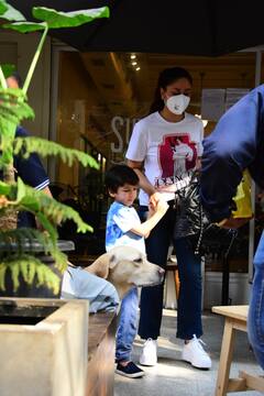 Taimur Ali Khan ने एन्जॉय किया Kareena के साथ ब्रेकफास्ट, कैमरा के सामने मस्ती के मूड में नज़र आए नन्हें नवाब