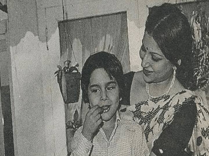Saif Ali Khan Childhood Photo Sharmila Tagore Video Instagram Net Worth Movies Wife Daughter Kareena Kapoor Name The Star: मां के संग खेल रहा ये बच्चा आज है बॉलीवुड का पॉपुलर एक्टर, पत्नी-बेटी भी हैं टॉप की एक्ट्रेस
