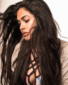 Divi Vadthay Photos: హాట్ ఫోజులతో హీటెక్కిస్తున్న సొట్టబుగ్గల దివి