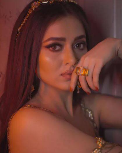 ਲੇਟੈਸਟ ਫੋਟੋਸ਼ੂਟ 'ਚ ਤੇਜਸਵੀ ਪ੍ਰਕਾਸ਼ ਕਾਫੀ ਗਲੈਮਰਸ ਲੱਗ ਰਹੀ ਹੈ। ਅਭਿਨੇਤਰੀ ਨੇ ਗੋਲਡਨ ਕਲਰ ਦੀ ਡਰੈੱਸ 'ਚ ਕੈਮਰੇ ਲਈ ਸ਼ਾਨਦਾਰ ਪੋਜ਼ ਦਿੱਤੇ ਹਨ।