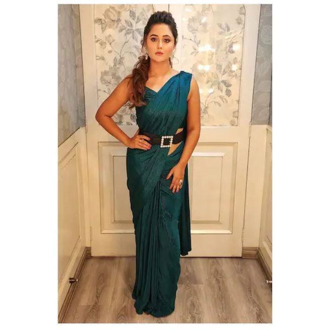 13 ਫਰਵਰੀ ਨੂੰ ਆਪਣਾ ਜਨਮਦਿਨ ਮਨਾਉਣ ਵਾਲੀ ਰਸ਼ਮੀ ਦੇਸਾਈ  ਦੇ ਪੱਛਮੀ ਤੋਂ ਲੈ ਕੇ ਐਥਨਿਕ ਲੁੱਕ ਤੱਕ ਸਭ ਕੁਝ ਜਚਦਾ ਹੈ । ਅਦਾਕਾਰਾ ਹਰ ਲੁੱਕ 'ਚ ਕਹਿਰ ਢਾਹੁੰਦੀ ਨਜ਼ਰ ਆ ਰਹੀ ਹੈ।ਰਸ਼ਮੀ ਚੰਗੀ ਤਰ੍ਹਾਂ ਜਾਣਦੀ ਹੈ ਕਿ ਸਾਧਾਰਨ ਸਾੜੀ 'ਚ ਵੀ ਹੌਟਨੈੱਸ ਦਾ ਤੜਕਾ ਕਿਵੇਂ ਲੱਗਦਾ ਹੈ।