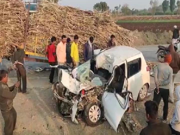 Ahmednagar accident News Three friends in car died on the spot after being hit in back by a sugarcane trailer; The unfortunate incident in Shrigonda Ahmednagar Accident : उसाच्या ट्रेलरला पाठीमागून धडक, कारमधील तीन मित्रांचा जागीच मृत्यू; अहमदनगर जिल्ह्यातील दुर्दैवी घटना