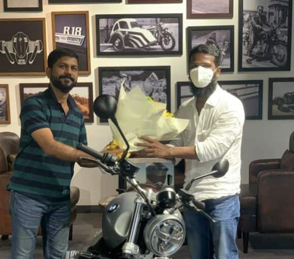 Vetrimaaran Buy a BMW R nineT Scrambler Bike Video Goes Viral Social Media Vetrimaaran New Bike | அன்னைக்கு Yamaha Rx 100.. இன்னைக்கு  BMW R nineT Scrambler.. வெற்றிமாறன் வாங்கிய புதிய பைக்..!