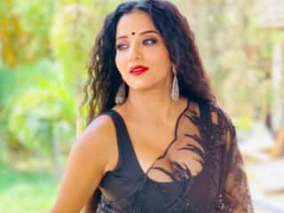 Watch: बगीचे में लहराती हुई आईं Monalisa, एक्ट्रेस की अदाएं देख आप भी कहेंगे- यहां फ्लावर नहीं फायर है..