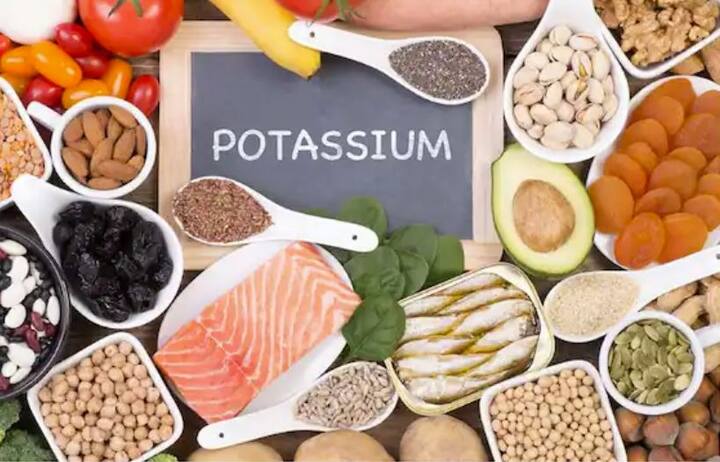 ਪੋਟਾਸ਼ੀਅਮ ਅਤੇ ਸੇਲੇਨੀਅਮ — ਪਾਚਨ ਕਿਰਿਆ ਨੂੰ ਠੀਕ ਰੱਖਣ ਅਤੇ ਦਿਲ ਨੂੰ ਸਿਹਤਮੰਦ ਰੱਖਣ ਲਈ ਪੋਟਾਸ਼ੀਅਮ ਜ਼ਰੂਰੀ ਹੈ। ਦੂਜੇ ਪਾਸੇ ਸੇਲੇਨਿਅਮ ਦੀ ਕਮੀ ਕਾਰਨ ਮਾਸਪੇਸ਼ੀਆਂ ਕਮਜ਼ੋਰ ਹੋਣ ਲੱਗਦੀਆਂ ਹਨ। ਇਸ ਕਾਰਨ ਜੋੜਾਂ ਵਿੱਚ ਦਰਦ ਦੀ ਸਮੱਸਿਆ ਹੋ ਜਾਂਦੀ ਹੈ। ਤੁਸੀਂ ਸ਼ਕਰਕੰਦੀ, ਮਟਰ, ਕੱਦੂ, ਆਲੂ, ਕੇਲਾ, ਸੰਤਰਾ, ਖੀਰਾ, ਮਸ਼ਰੂਮ, ਬੈਂਗਣ, ਕਿਸ਼ਮਿਸ਼, ਖਜੂਰ ਨੂੰ ਡਾਈਟ ਵਿੱਚ ਸ਼ਾਮਲ ਕਰਕੇ ਪੋਟਾਸ਼ੀਅਮ ਦੀ ਕਮੀ ਨੂੰ ਪੂਰਾ ਕਰ ਸਕਦੇ ਹੋ। ਸੇਲੇਨੀਅਮ ਲਈ, ਤੁਸੀਂ ਭੋਜਨ ਵਿੱਚ ਸੋਇਆ ਦੁੱਧ, ਸੂਰ, ਚਿਕਨ, ਮੱਛੀ, ਅੰਡੇ, ਕੇਲਾ, ਬਲੂਬੇਰੀ ਸ਼ਾਮਲ ਕਰ ਸਕਦੇ ਹੋ।